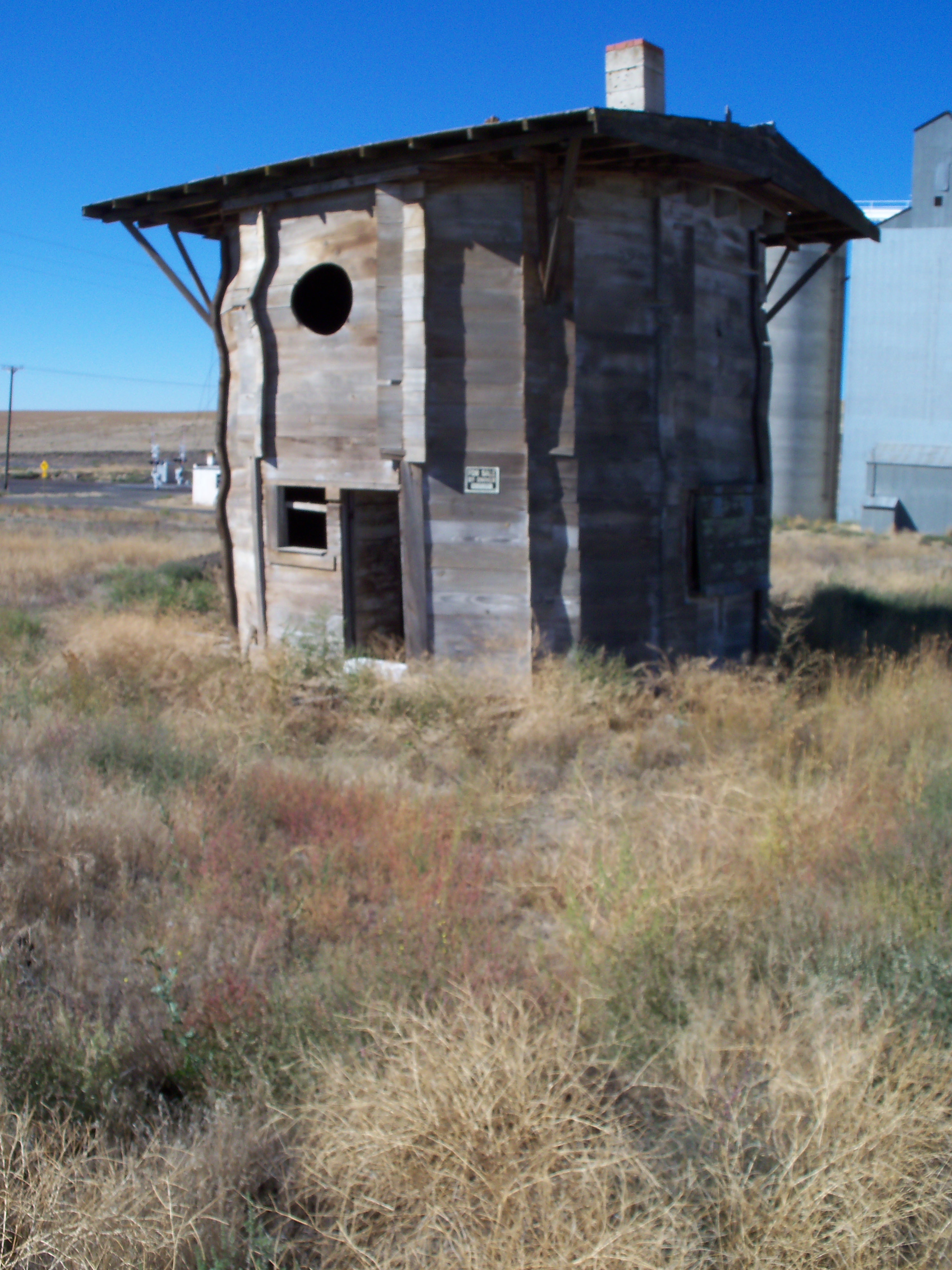 LOTS ON A HIGHWAY IN EASTERN WASHINGTON: Neighbor