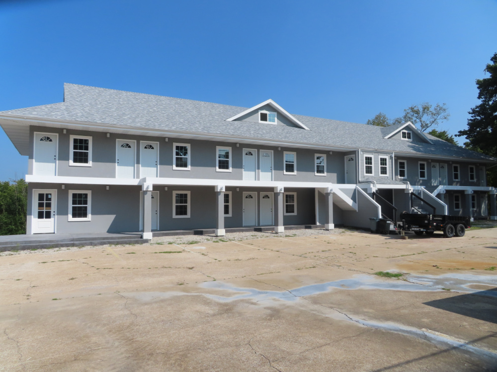 30-33 UNIT APARTMENT BUILDING UNDER RENOVATION ONLY $ 1,2 M: Front 