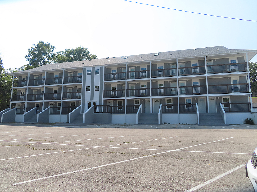 30-33 UNIT APARTMENT BUILDING UNDER RENOVATION ONLY $ 1,2 M: Backside