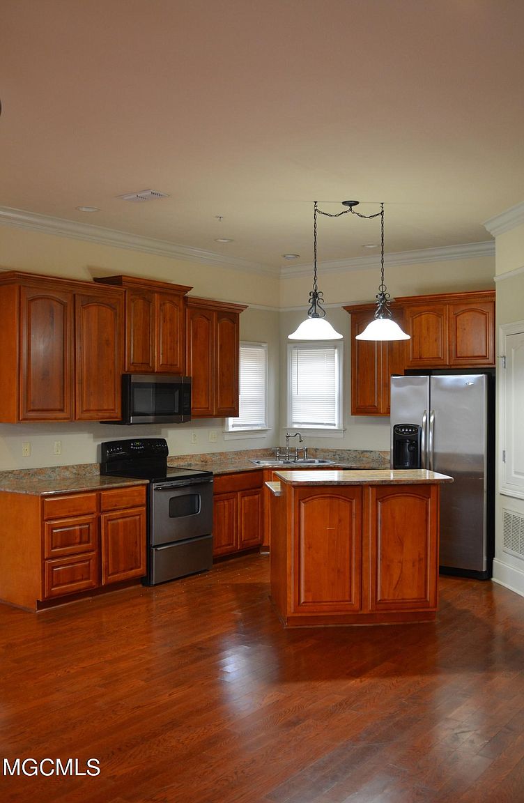 BEACH LIVING IN MISSISSIPPI: Kitchen